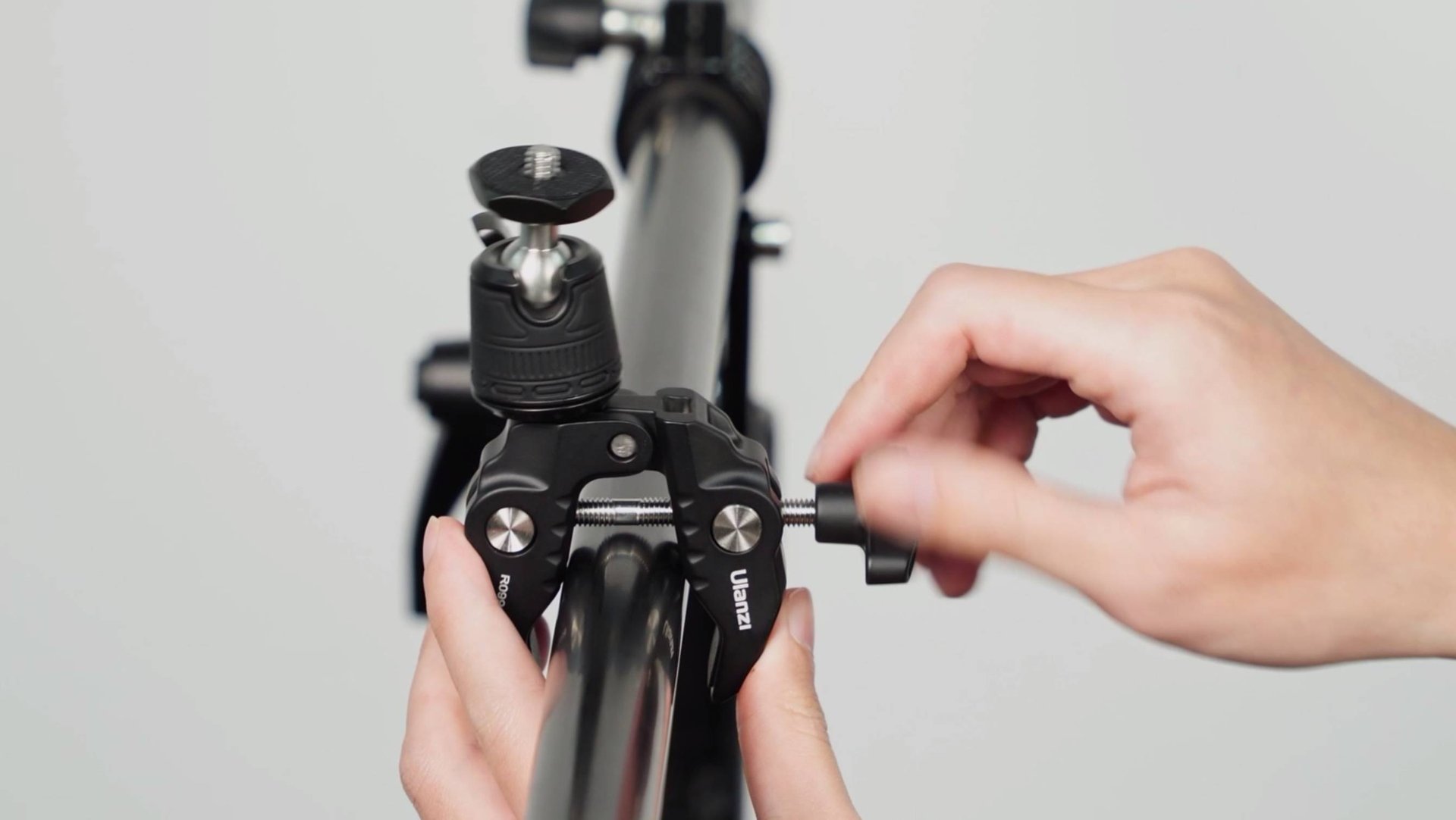 Компактный зажим для камеры Ulanzi R099 с шаровой головкой