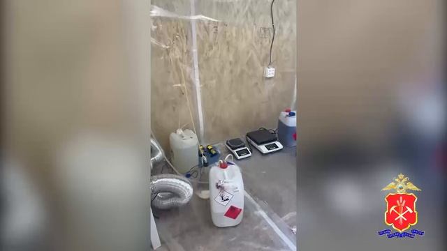 В Кемеровской области – Кузбассе сотрудники полиции пресекли деятельность нарколаборатории смотреть онлайн