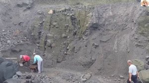 Строительство,  шахтёры просеивают песок