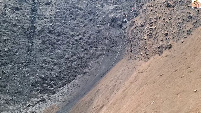 Строительство, шахтёры сбивают песок со стен карьера смотреть онлайн