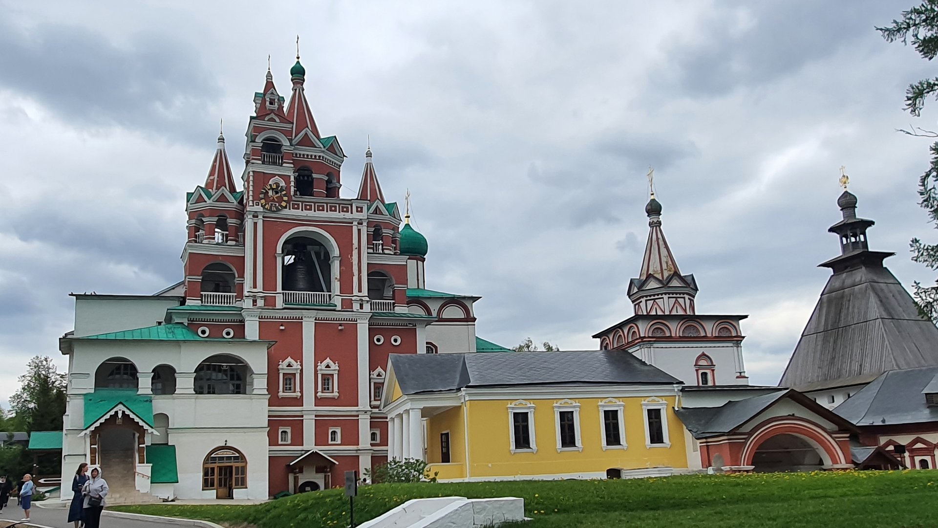 Саввино-Сторожевский монастырь был основан в 1398 году Саввой Сторожевским. смотреть онлайн