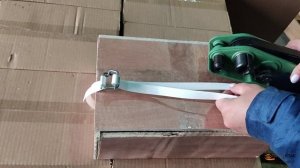 Демонстрация работы с натяжителем упаковочной ленты и упаковочной металлической пряжкой.