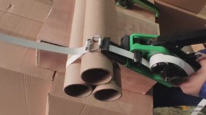 Демонстрация работы натяжителя упаковочной ленты для круглых грузов.