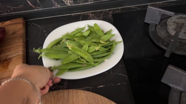 Начала снова полоть траву, после дождя сорняк растет сильнее смотреть онлайн