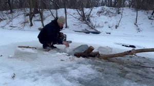Нашел домик на дереве на берегу реки. Укрытие от мороза и непогоды. Свиные ребра