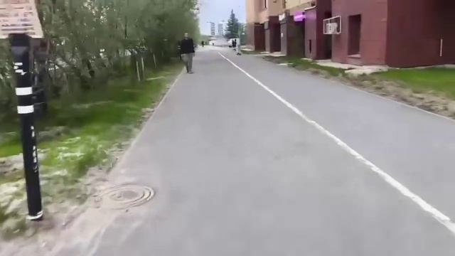 В Москве два зумера на самокатах влетели в легковушку и перелетели через неё смотреть онлайн