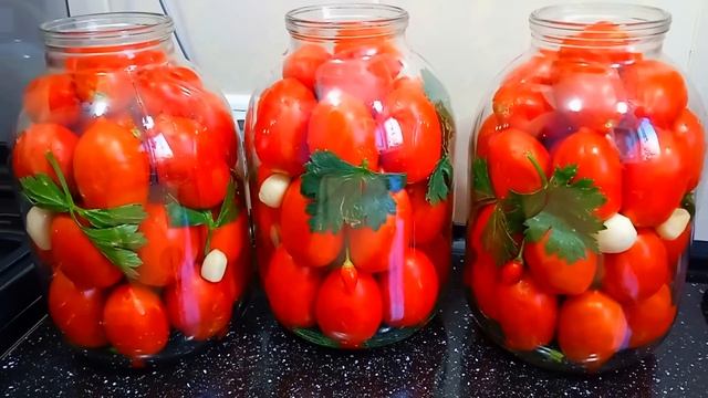 Маринованные помидоры в 3-литровой банке – рассол выпивают до дна! Простой рецепт 🍅😋 смотреть онлайн