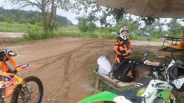 Дождь в очередной раз остановил тренировку мотокросса.