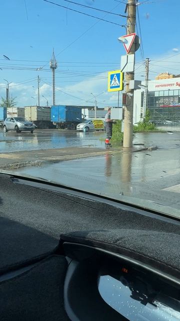 Дождик за 5 минут, превратил улицу в реку смотреть онлайн