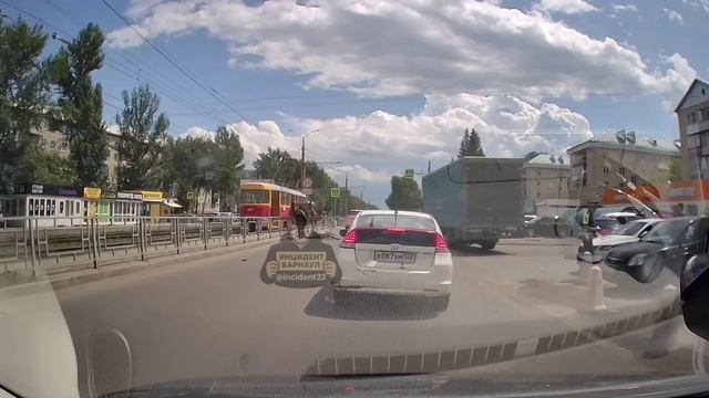 Юный мотоциклист попытался скрыться от сотрудника ДПС в Барнауле смотреть онлайн