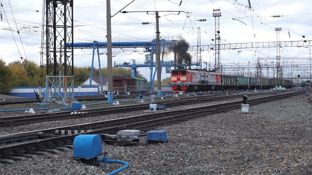 Тепловоз 2ТЭ10М-2618. Отправление. смотреть онлайн