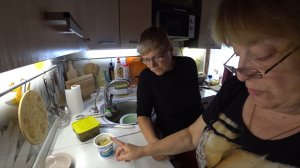 Любашка в гостях. Пробует, оценивает..