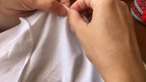 Как закрыть шов горловины бейкой из кулирки. Как обработать горловину лентой или бейкой.