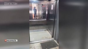 В Махачкале упал лифт с людьми