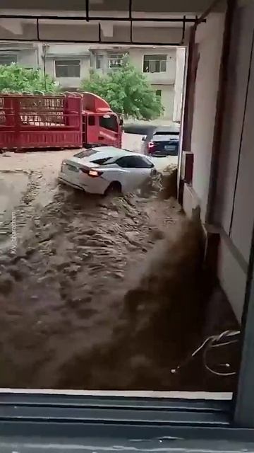 Масштабное наводнение в Китае: более 80 тысяч эвакуированных в провинции Гуйчжоу, — Reuters смотреть онлайн