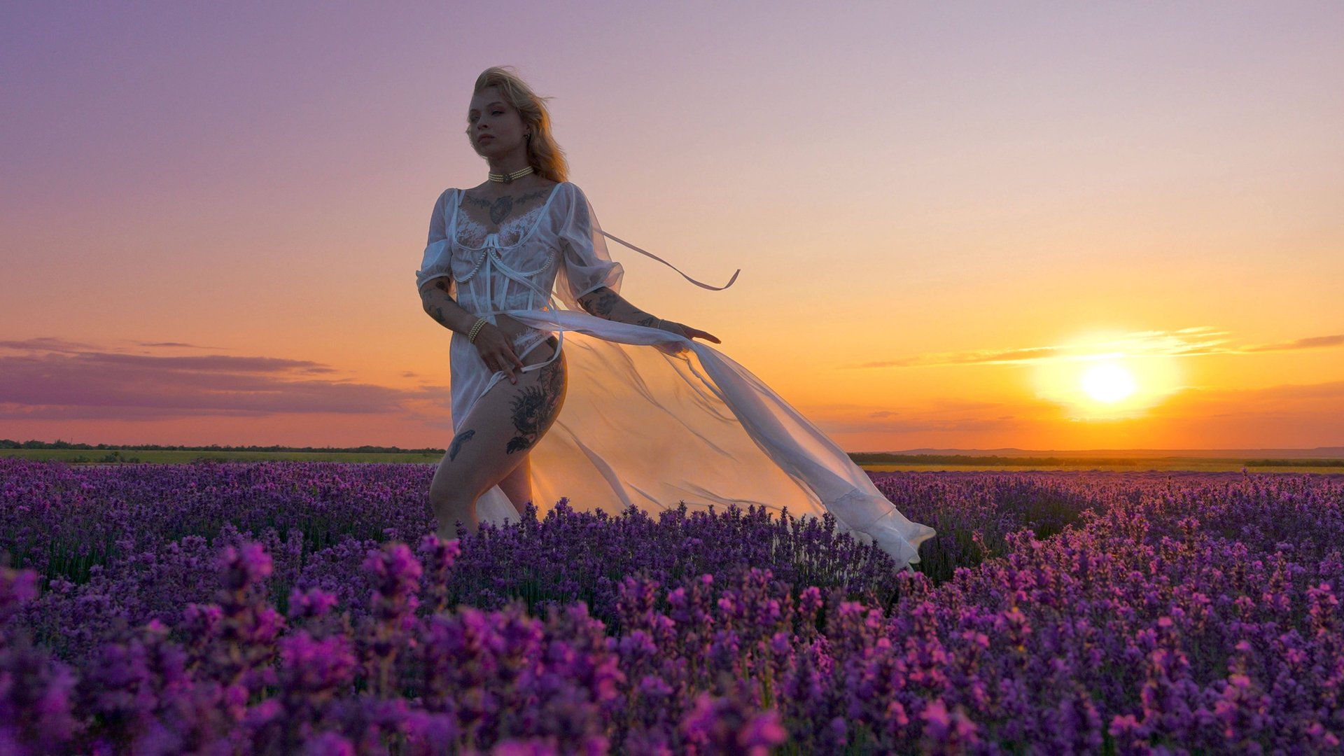 Девушка в Лаванде. Снято на Sony A1 mark II 24-70 F2.8 GM2 автор Николай Моль (делам видео на заказ)
