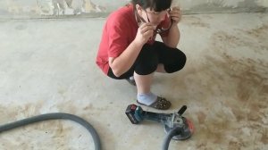 Как счистить войлок с пола от старого линолеума часть 2.