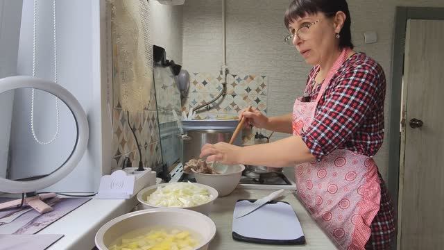 ЖИЗНЬ В МАЛЕНЬКОЙ ДЕРЕВНЕ. Сделала сыр, варю сгущенку и борщ. Муж прополол грядку на огороде. смотреть онлайн