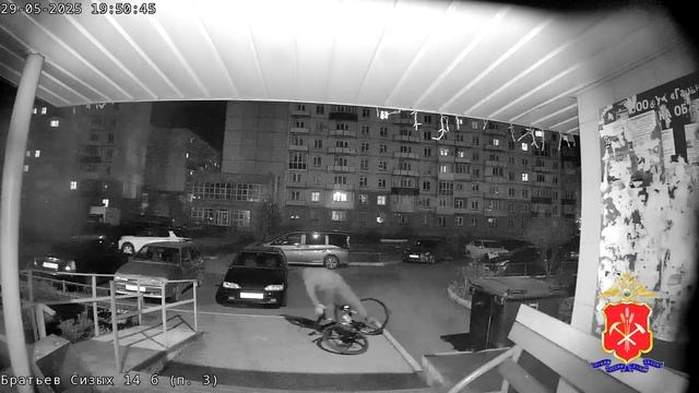 В Новокузнецке местный житель поблагодарил полицейских, которые вернули ему похищенный велосипед смотреть онлайн