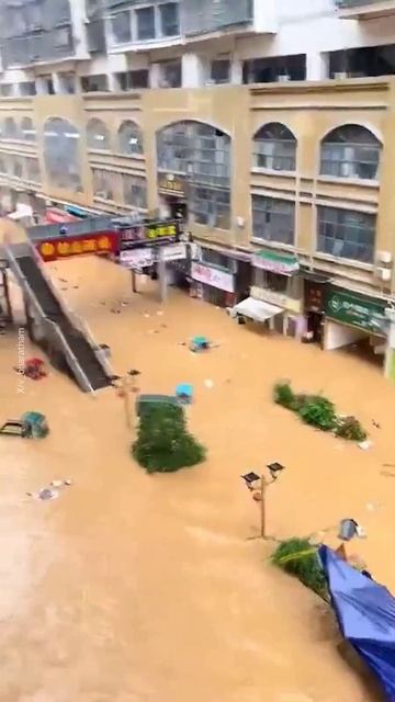 Масштабное наводнение в Китае: более 80 тысяч эвакуированных в провинции Гуйчжоу, — Reuters смотреть онлайн