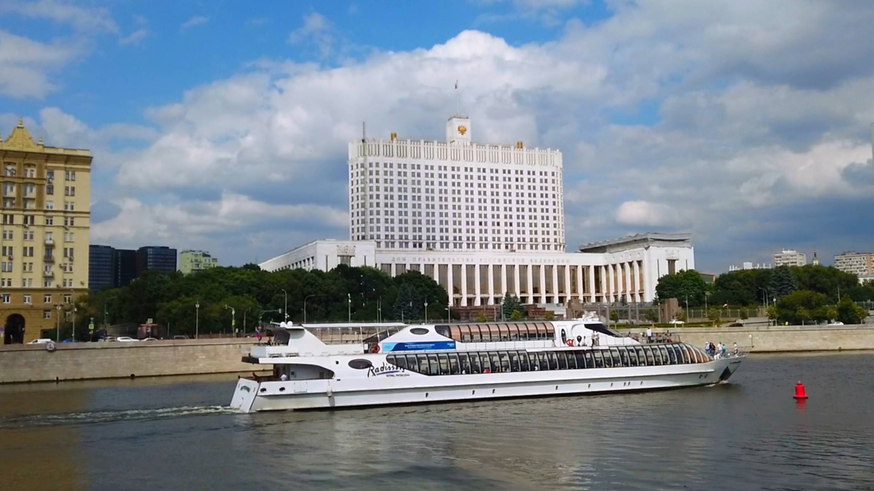 Тридцать теплоходов на реке Москва и набережные столицы. смотреть онлайн