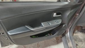 Как снять обшивку передней двери Киа Рио 3 👍