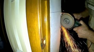 Входная дверь не закрывается. Перекосило дверное полотно. Ригель не заходит в отверстие.