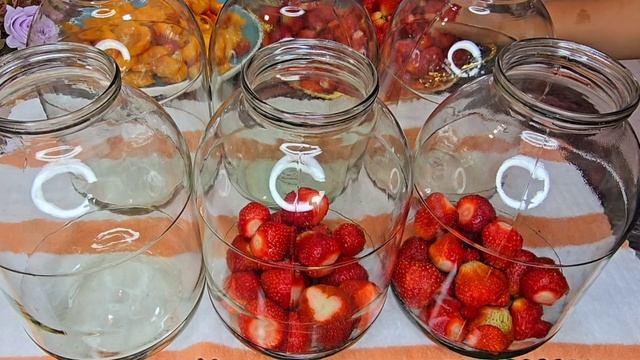 НИКТО НЕ ВЕРИТ! ПРОСТО ЗАЛИВАЮ КИПЯТКОМ. Закрываю по 50 банок! КОМПОТ из клубники и абрикосов смотреть онлайн