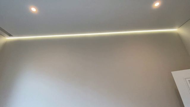 Натяжные потолки в квартире на профиле EvroLumFer02, карнизами Flexy Gardina2 05 и парящим Flexy Fly смотреть онлайн