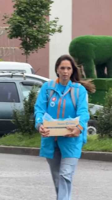 Юлию Ахмедову заметили в нашем любимом Воронеже в голубой куртке Яндекс Лавки. смотреть онлайн