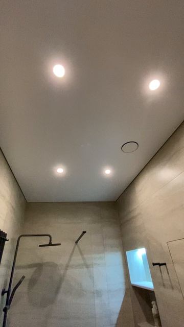 Натяжной потолок в санузле на теневом профиле EvroLumFer02 и теневым диффузором с вентилятором. смотреть онлайн