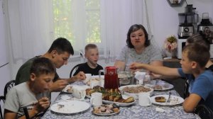 Мукбанг маленькой компании