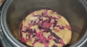 Пирог в мультиварке со свежими ягодами.