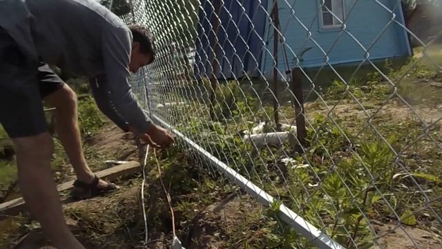 Как закрепить сетку рабицу на каркасе? (один из способов)