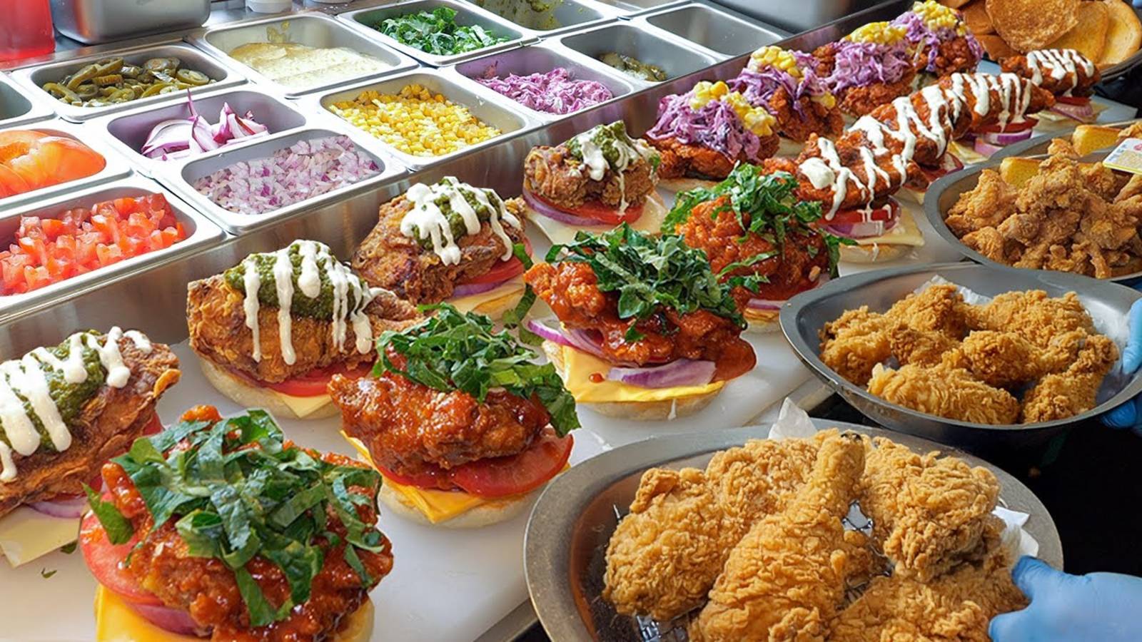 😋 Уличная еда Кореи: Лучший чикен сэндвич, который ты должен попробовать! #корея #чтоедятвкорее смотреть онлайн