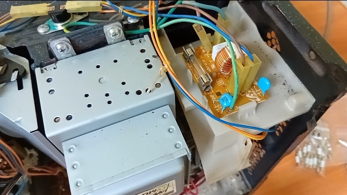 Не включается или включается, но не греет микроволновка - проблема в предохранителе смотреть онлайн