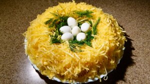 Салат Гнездо глухаря рецепт классический с курицей. Салат с картошкой пай, курицей, огурцом и сыром.