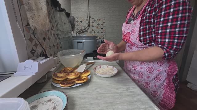 Дожди заливают кругом растут грибы. Рецепт сырников. Дом у церкви. Сельская жизнь смотреть онлайн