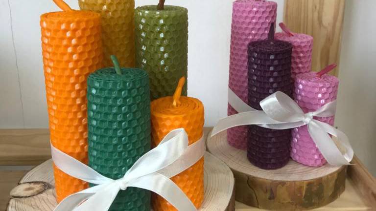 Такие красивые круглые свечи из медовой вощины можно создать легко.