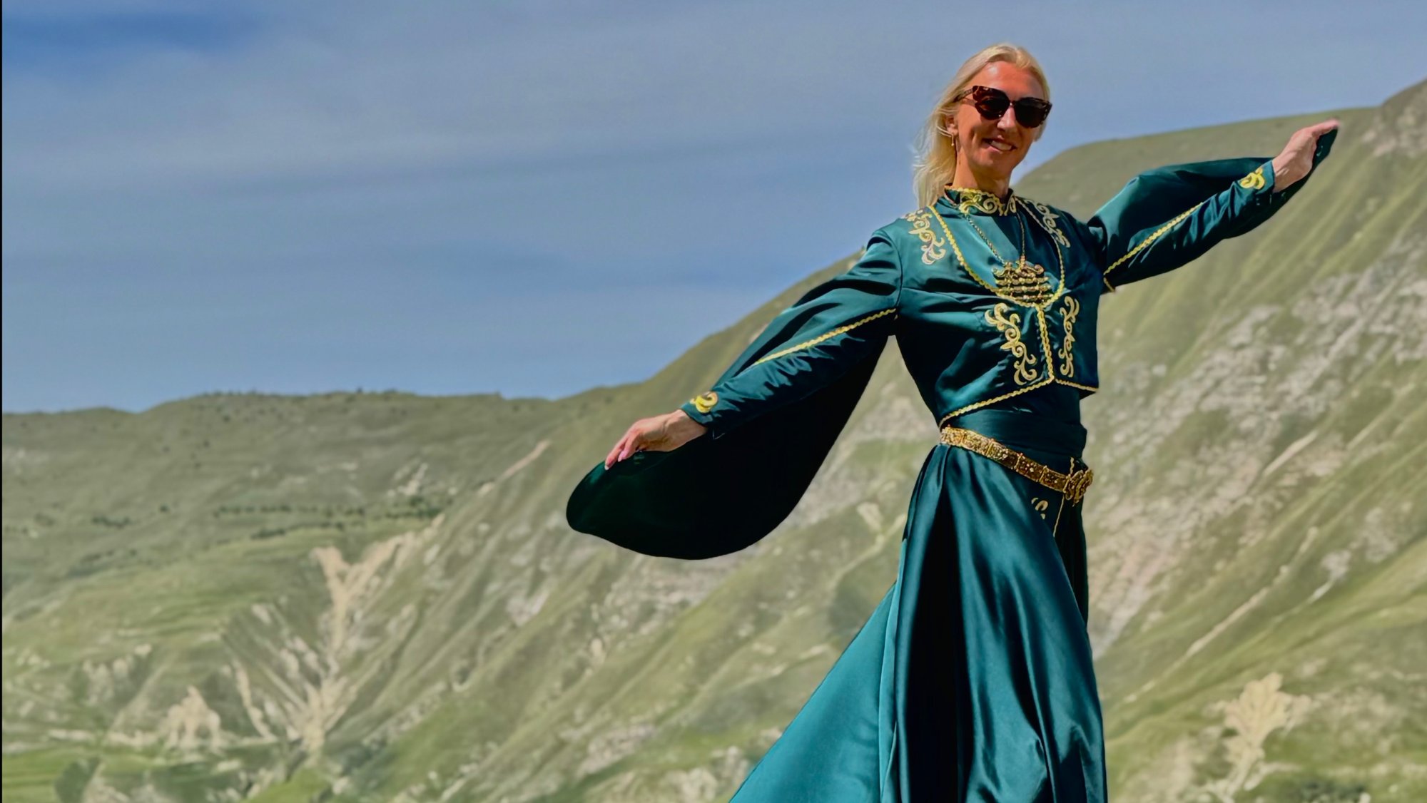 Каменная чаша в горах Дагестана и моя фотосессия в платье. смотреть онлайн