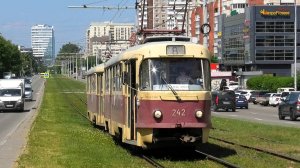 Трамвай Екатеринбурга Tatra T3SU СМЕ борт. №242/243 маршрут 8 следует по улице Уральской