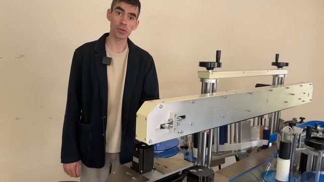 AS-S03: Автоматическое нанесение этикеток на квадратную и цилиндрическую тару смотреть онлайн