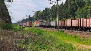 ДВА ВСТРЕЧНЫХ ГРУЗОВЫХ ПОЕЗДА. ГРУЗОВЫЕ ПОЕЗДА ЕДУТ ДРУГ за ДРУГОМ.