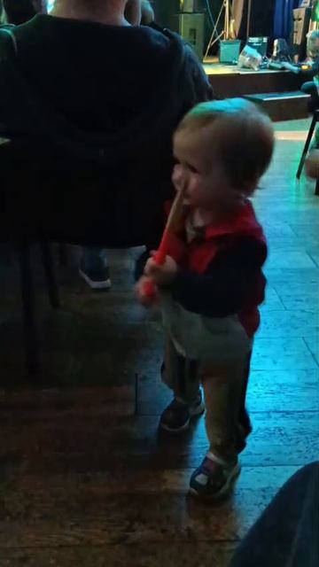 Мне чуть больше года, а от барабанных палочек меня колбасит