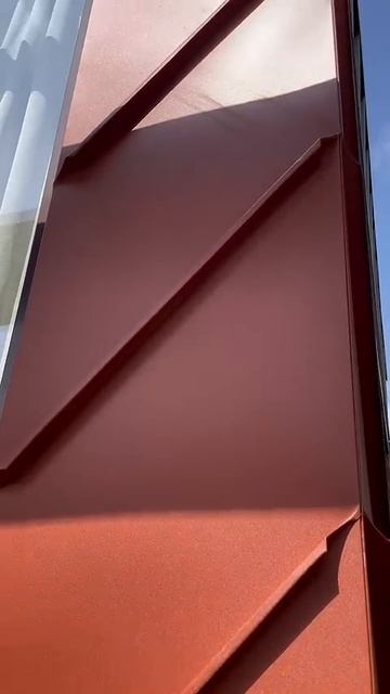 Облицовка фасада металлом. Рабочий процесс.