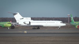 Белый Як-42Д RA-42427 «ИжАвиа». Взлет из Домодедово