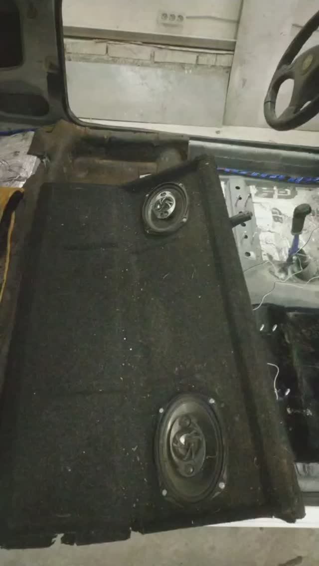 Музыка должна долбить ))) смотреть онлайн