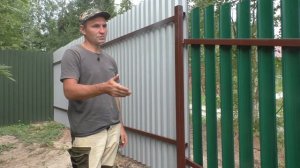 Какой стороной крепить профлист на заборе? Дизайн штакетник и профлист.