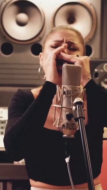 Индиара Сфаир выдает потрясающие мелодии на губной гармошке, браво! смотреть онлайн