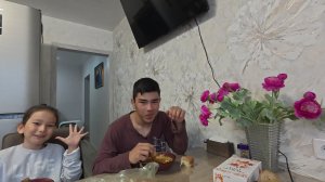 На ужин позвали друзей приготовила суп,пиццу и перчики  фаршированные.